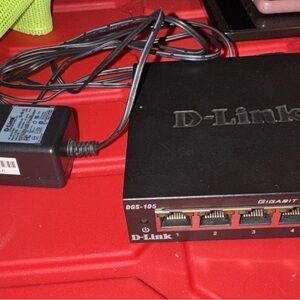 D-Link 5 Port Gigabit Desktop Switch DGS-105 with AC Adapter.